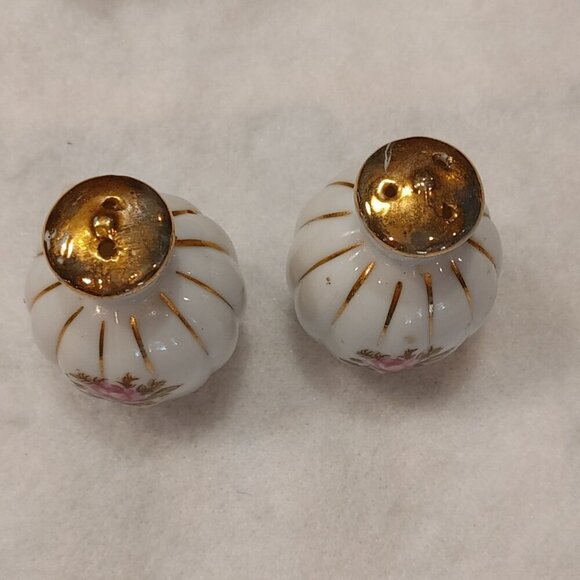 Vintage ceramic salt and pepper shakers round roses - Picture 3 of 5